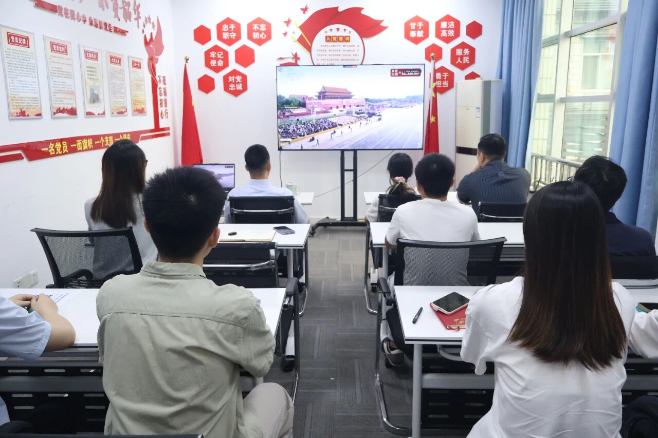 【协会动态】四川省大数据产业联合会党组织组织观看中国人民抗日战争暨世界反法西斯战争胜利80周年阅兵仪式
